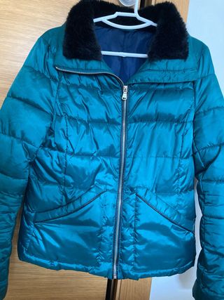 Anorak verde azulado con cuello de pelo