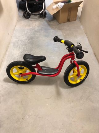 Bicicleta PUKY roja y amarilla