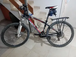 Bicicleta de Montaña Negra y Roja