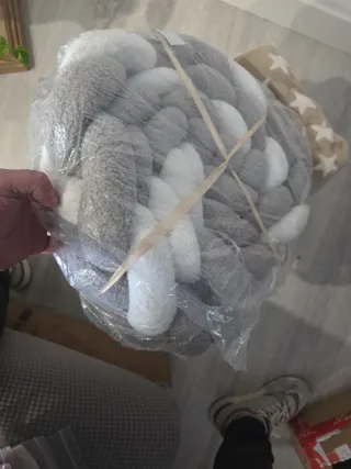 Protector cuna trenzado gris y blanco