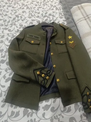 Americana verde con detalles dorados