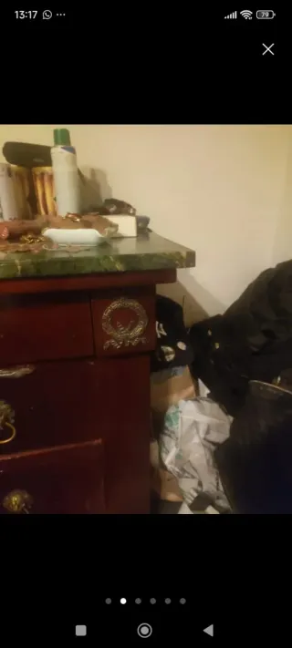 Cómoda antigua madera caoba con detalles dorados