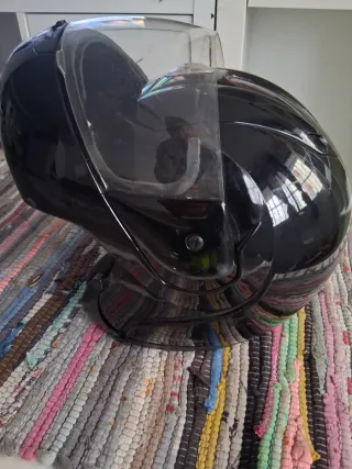 Casco de moto negro integral