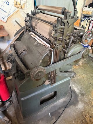 Máquina de imprenta antigua