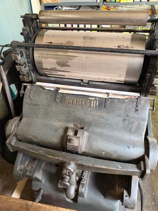 Máquina de imprenta antigua