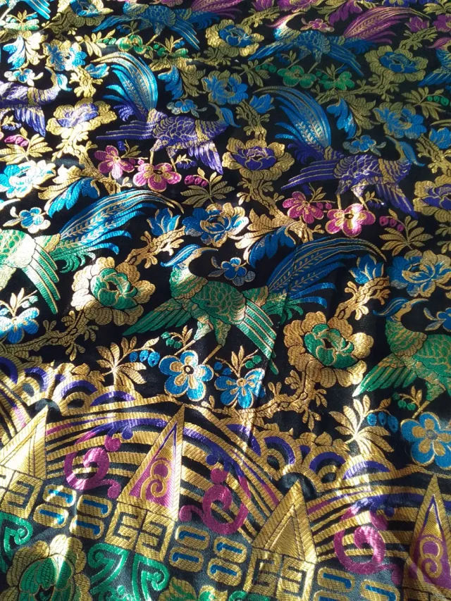 Colcha antigua seda bordada pájaros