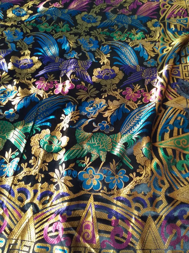 Colcha antigua seda bordada pájaros