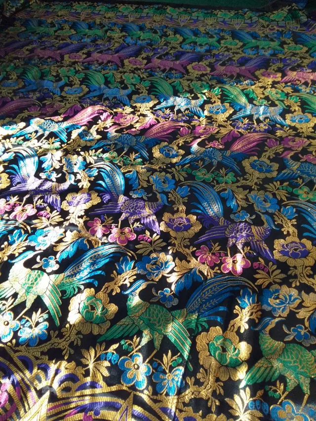 Colcha antigua seda bordada pájaros