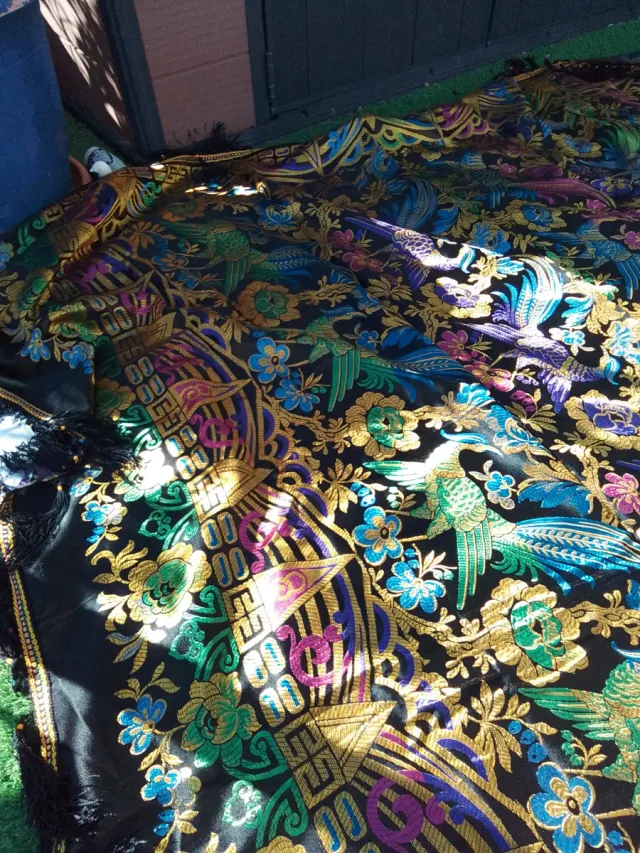 Colcha antigua seda bordada pájaros