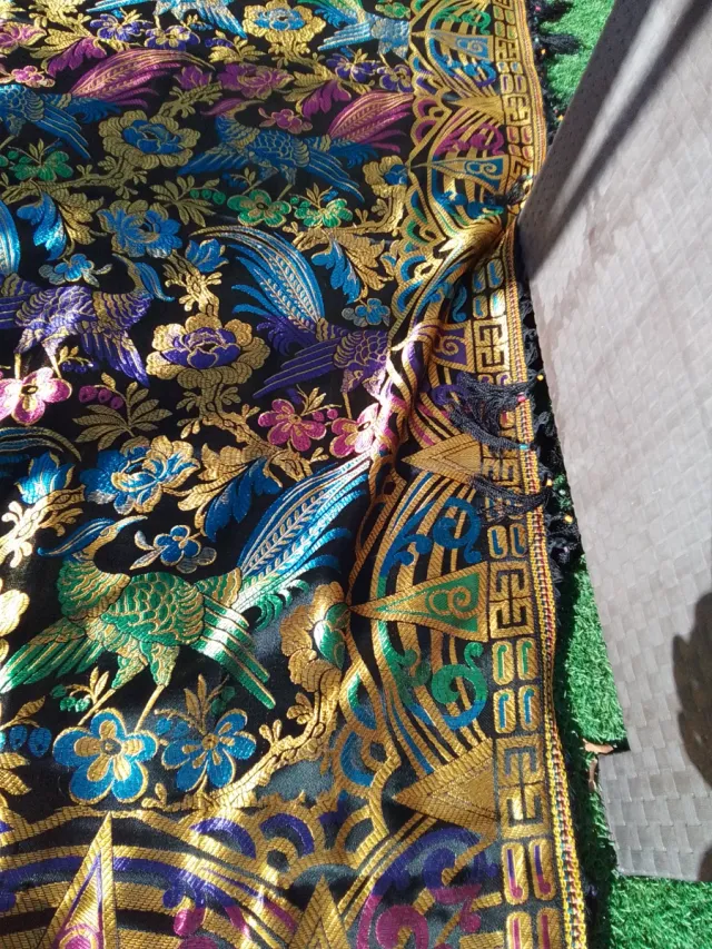 Colcha antigua seda bordada pájaros