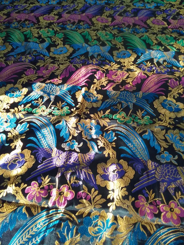 Colcha antigua seda bordada pájaros