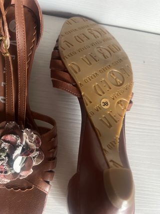 Sandalias Marrones con Flores
