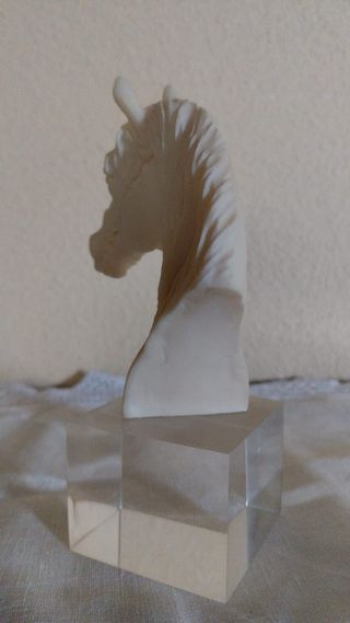 Figura de Cabeza de Caballo- peana de metacrilato