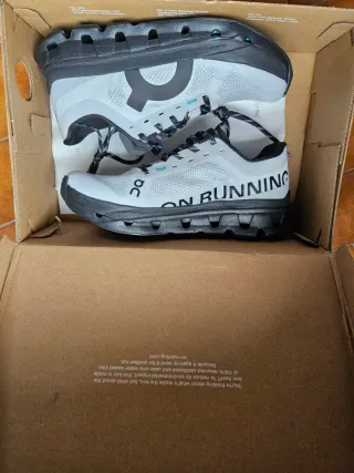 Zapatillas On Cloudflow 5. Talla 40 Gris/Azul