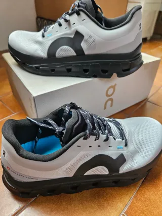 Zapatillas On Cloudflow 5. Talla 40 Gris/Azul