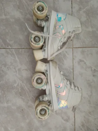 Patines blancos con detalles iridiscentes ,talla31