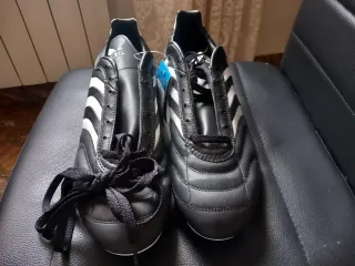 Zapatos de fútbol Adidas Negros.