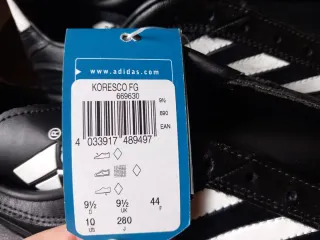 Zapatos de fútbol Adidas Negros.