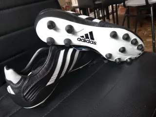 Zapatos de fútbol Adidas Negros.