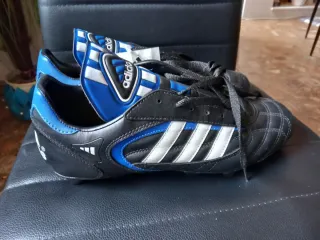 Zapatos de fútbol Adidas Negros.