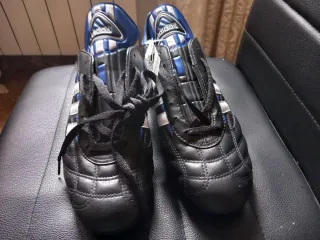 Zapatos de fútbol Adidas Negros.