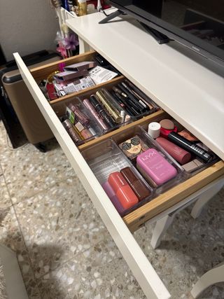 Tocador blanco Ikea HEMNES con espejo ovalado