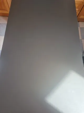 Tavolo da pranzo moderno in legno e grigio