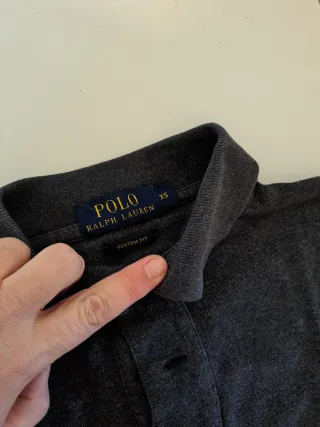 2 polos Ralph Lauren gris oscuro y claro.