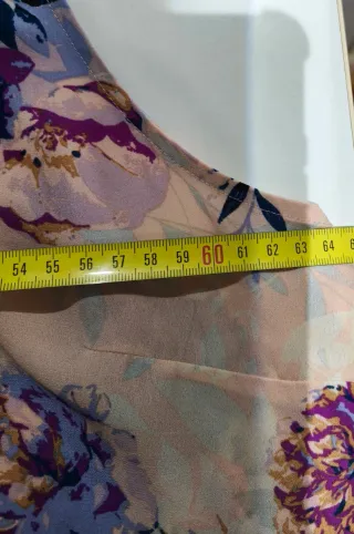 Blusa sin mangas floral rosa y morada