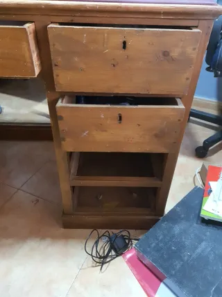 Escritorio antiguo de madera