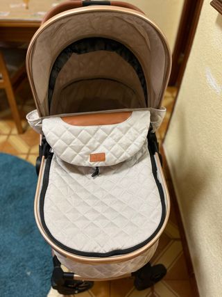 Carrito de bebé beige acolchado