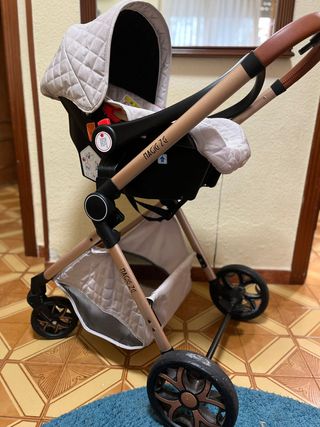 Carrito de bebé beige acolchado