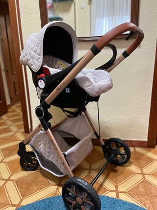 Carrito de bebé beige acolchado