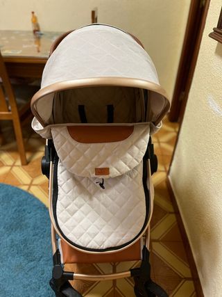 Carrito de bebé beige acolchado
