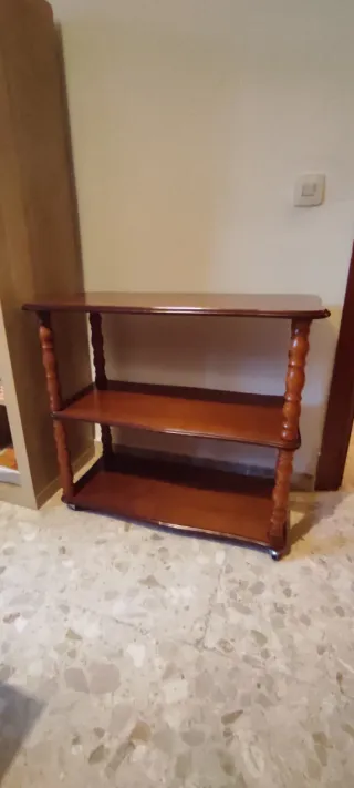 Mueble de madera con 3 baldas y ruedas