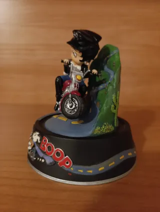 Statuina di Betty boop. È alta circa. cm 14,5