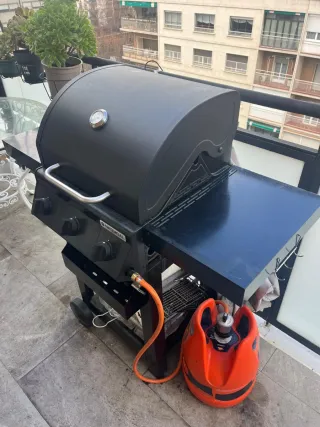 Barbacoa de gas negra y plateada