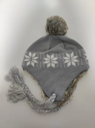 Gorro tipo peruano con pompón y orejeras