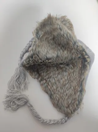Gorro tipo peruano con pompón y orejeras