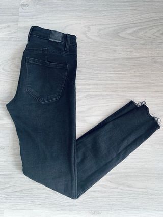 Pantalón push up negro de Bershka