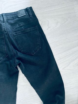 Pantalón push up negro de Bershka