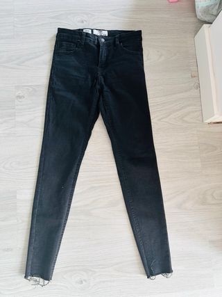 Pantalón push up negro de Bershka
