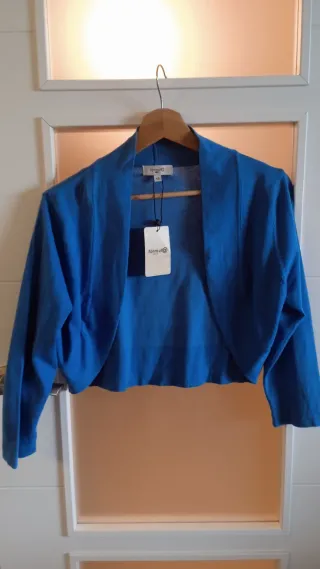 Chaqueta punto corta azul Talla 42 aunque algo prq