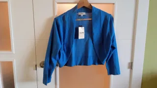 Chaqueta punto corta azul Talla 42 aunque algo prq