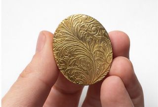 Pastillero/joyero vintage dorado con piedra verde