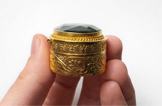 Pastillero/joyero vintage dorado con piedra verde