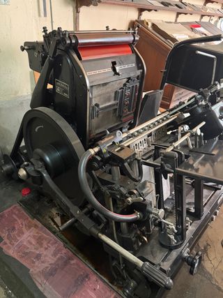 Máquina de imprenta antigua