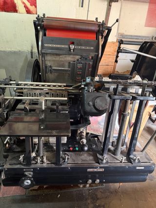 Máquina de imprenta antigua