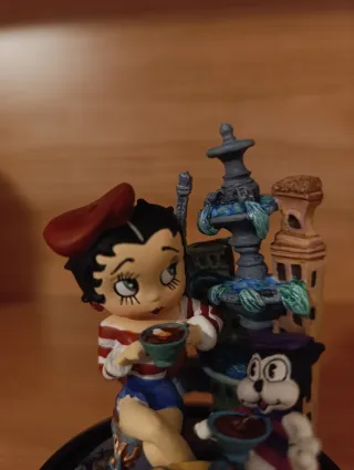 Statuina di Betty boop. È alta circa. cm 14,5