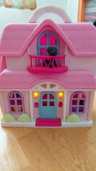 Casita de muñecas rosa con balcón